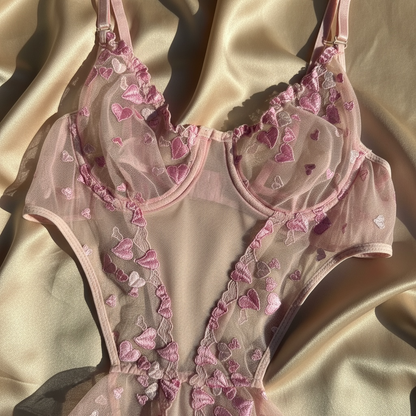 NUANIGHT Pembe Kalp Detaylı Dantel Bodysuit – Transparan Şık ve Zarif Tasarım