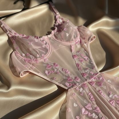 NUANIGHT Pembe Kalp Detaylı Dantel Bodysuit – Transparan Şık ve Zarif Tasarım